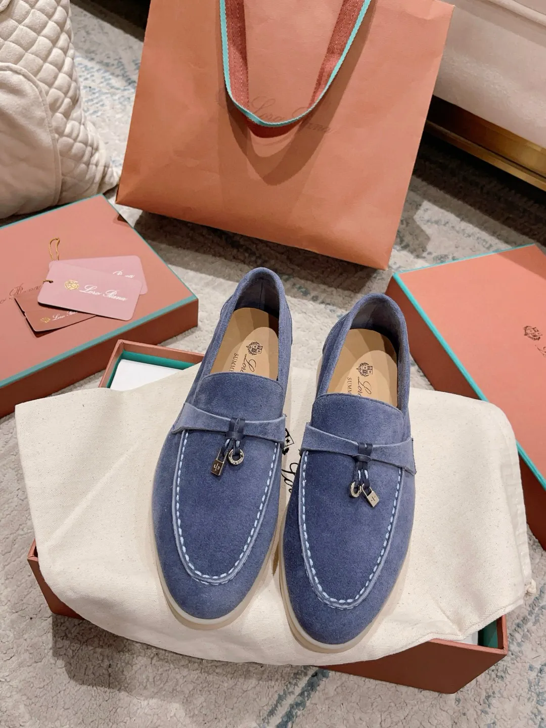 Factory price: 520💰4050 new color. Original purchase, 1⃣️: 1⃣️ folded and developed, Loro Piana professional model to try on feet, quality purchase level, flash sale of common products on the market, welcome to compare, original packaging. Fabric: Imported from Italy🐑High mercerized shearling, Lining: Hand-sewn mark thread in water-dyed cowhide imported from Italy🧵, high-end and elegant. Comfortable on the feet. Size: Women's 35-42 (41, 42) customized, non-returnable, men's 38-45 (46, 47, 48) customized, non-refundable. Fashionable boutiques that you can’t miss, a must-have item